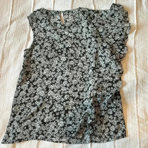 Zac & Rachel - asymmetrical floral sleeveless blouse. Size M - Picture 3 of 6